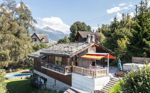 Chalet Mayens: Sky, Plante, Himmel, Bygning, Træ, Vindue, Træ, Urban Design, Fritid, Boligområde