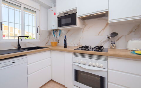 Garduix: Countertop, Cabinetry, Ejendom, Håndvask, Vindue, Køkkenvask, Tap, Komfur, Køkken, Træ