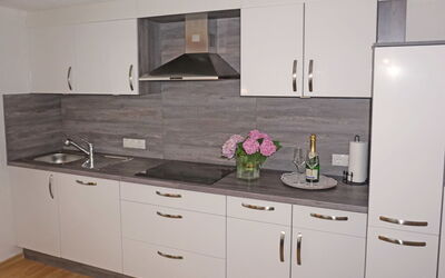 Walzthöni 190.1: Cabinetry, Countertop, Tap, Håndvask, Køkkenvask, Hvid, Bygning, Køkken, Træ, Skuffe