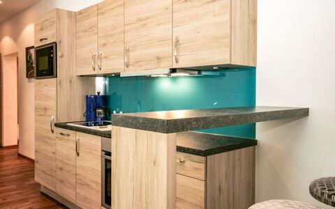 Irdning - Donnersbachtal 10: Countertop, Cabinetry, Værelse, Køkken, Møbel, Ejendom, Indretning, Hårdttræ, Turquoise, Hus