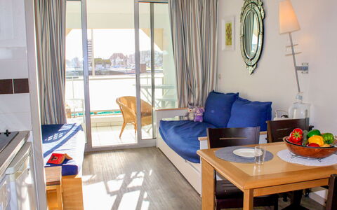 Le Beach: Bord, Møbel, Ejendom, Couch, Azure, Komfort, Textile, Indretning, Etage, Lampe