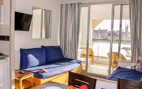 Le Beach: Bord, Ejendom, Møbel, Komfort, Couch, Azure, Textile, Træ, Pude, Bygning