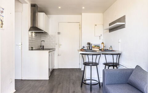 Les Raisins D'Or: Gulvbelægning, Indretning, Lejlighed, Møbel, Etage, Loft, Køkken, Værelse, Countertop, Stol