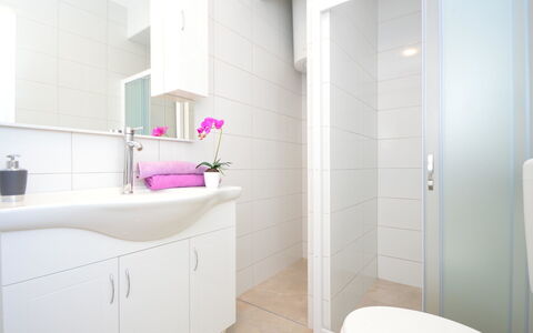 Brodarica 122: Ejendom, Sanitærarmatur, Cabinetry, Purple, Badeværelse, Tap, Badeværelsesvask, Indretning, Bygning, Arkitektur