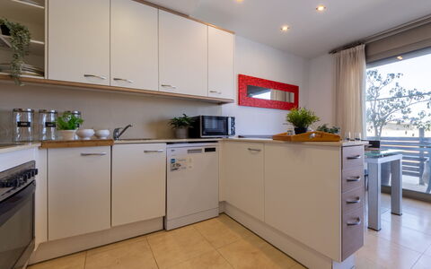 Giovan: Køkken Apparat, Køkken, Countertop, Gulvbelægning, Indretning, Møbel, Større Bandage, Cabinetry, Træ, Etage