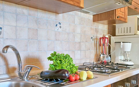 Panorama 2: Countertop, Køkken, Værelse, Ejendom, Flise, Indretning, Møbel, Cabinetry, Hjem, Etage