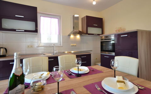 Dević: Bord, Bordservice, Cabinetry, Ejendom, Møbel, Tallerkner, Countertop, Køkken, Flaske, Køkken Apparat