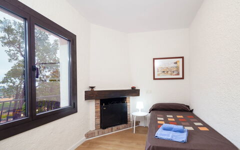 Paris: Værelse, Ejendom, Møbel, Indretning, Etage, Bygning, Hus, Soveværelse, Loft, Ejendom