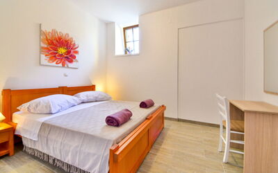 Val 103.2: Træ, Etage, Gulvbelægning, Soveværelse, Seng, Indretning, Loft, Værelse, Bed Frame, Sengetøj