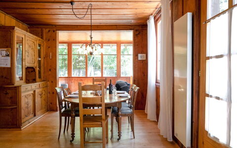 Dufaux: Ejendom, Træ, Dør, Bord, Indretning, Cabinetry, Vindue, Stol, Gulvbelægning
