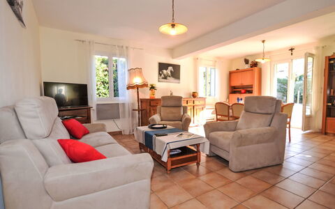 Villa Ballandé: Møbel, Indretning, Gulvbelægning, Couch, Etage, Træ, Loft, Værelse, Stue, Bord