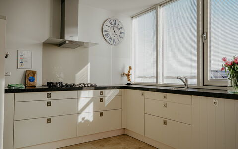 De Zeeparel: Træ, Køkken, Cabinetry, Indretning, Countertop, Gulvbelægning, Hjem, Loft, Skab, Køkken Apparat