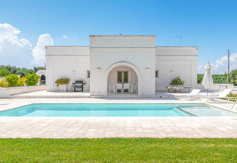 Il Casalino - Corte Dei Messapi: Himmel, Plante, Vand, Ejendom, Sky, Azure, Rektangel, Græs, Svømmepøl, Bygning