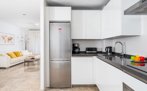 Los Naranjos Singles: Værelse, Køkken, Ejendom, Countertop, Møbel, Indretning, Cabinetry, Større Bandage, Køleskab, Etage