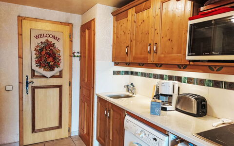 Saint Gervais 460: Cabinetry, Ejendom, Countertop, Køkkenvask, Træ, Køkken Apparat, Vaskerum, Indretning, Husholdningsapparat, Køkken