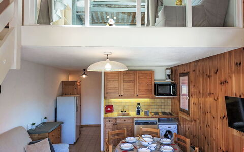 Saint Gervais 460: Ejendom, Bord, Møbel, Træ, Indretning, Reoler, Arkitektur, Cabinetry, Etage, Stol