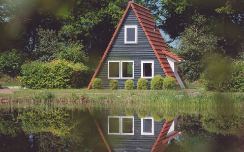 Eigen Wijze: Vand, Plante, Vindue, Bygning, Naturlige Landskab, Træ, Sommerhus, Græs, Træ, Sø