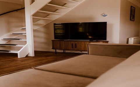 Comfortabel 8: Ejendom, Træ, Indretning, Etage, Gulvbelægning, Cabinetry, Bejdse, Hårdttræ, Loft, Hal