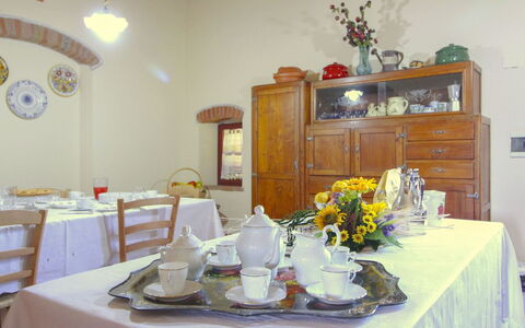Galleria di Brolio: Møbel, Bordservice, Bord, Dug, Indretning, Spisestue, Køkken & Spisebord, Serveware, Tallerkner, Belysning