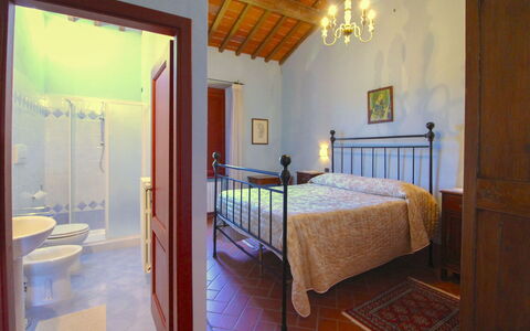 Galleria di Brolio: Indretning, Loft, Møbel, Gulvbelægning, Etage, Værelse, Seng, Soveværelse, Bed Frame, Lysarmatur