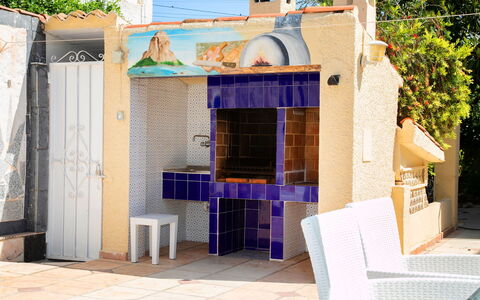 Pedro: Ejendom, Azure, Bygning, Skygge, Boligområde, Ejendom, Facade, Fritid, Vejbelægning, Træ
