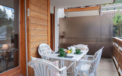 Nendaz 379: Møbel, Bygning, Plante, Ejendom, Bord, Træ, Stol, Indretning, Skygge, Etage
