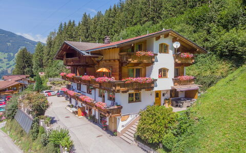Alpin: Ejendom, Hus, Bjerglandsby, Hjem, Naturlige Landskab, Bygning, Ejendom, Hill Station, Estate, Bjergkæde