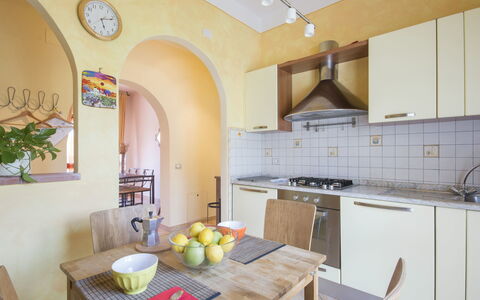 Il Litorale: Værelse, Ejendom, Countertop, Køkken, Møbel, Indretning, Gul, Bygning, Cabinetry, Loft