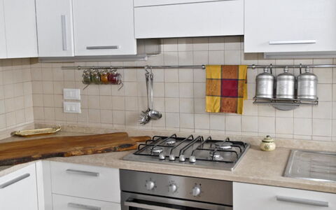 Villa Eleonora: Countertop, Cabinetry, Køkken, Værelse, Møbel, Ejendom, Flise, Skuffe, Komfur, Indretning