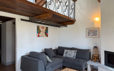 Villa Eleonora: Møbel, Indretning, Gulvbelægning, Etage, Couch, Træ, Loft, Værelse, Stue, Belysning