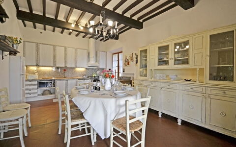Villa Gelsomino: Værelse, Møbel, Bygning, Ejendom, Countertop, Køkken, Loft, Indretning, Etage, Cabinetry