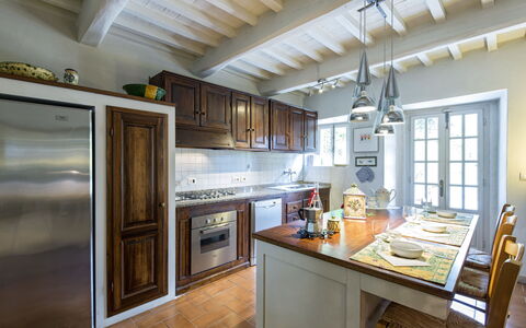 Villa Magnolia: Countertop, Værelse, Ejendom, Køkken, Møbel, Cabinetry, Bygning, Loft, Indretning, Etage