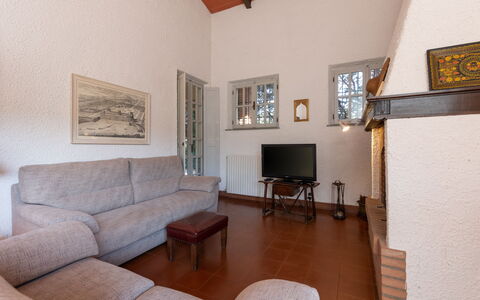 Villa Mimosa: Billedramme, Ejendom, Couch, Bord, Komfort, Træ, Indretning, Etage, Gulvbelægning, Stue