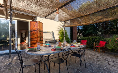 Villa Mimosa: Bord, Plante, Møbel, Stol, Skygge, Træ, Udendørs Møbler, Træ, Udendørs Bord, Fritid