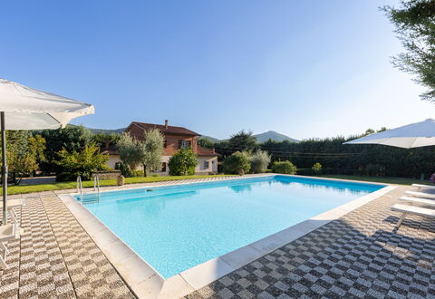 Villa Mimosa: Vand, Himmel, Bygning, Svømmepøl, Plante, Azure, Rektangel, Arkitektur, Skygge, Krop Af Vand