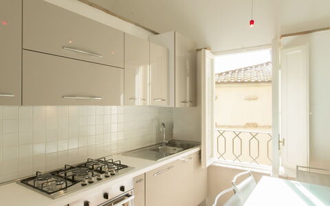 Appartamento Imperiale: Værelse, Ejendom, Hvid, Køkken, Møbel, Countertop, Indretning, Cabinetry, Bygning, Etage