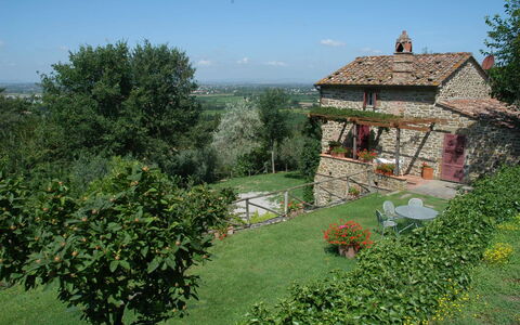 Villa Oleandro: Ejendom, Sommerhus, Naturlige Landskab, Hus, Stuehus, Have, Botanik, Bygning, Landdistrikt, Plante