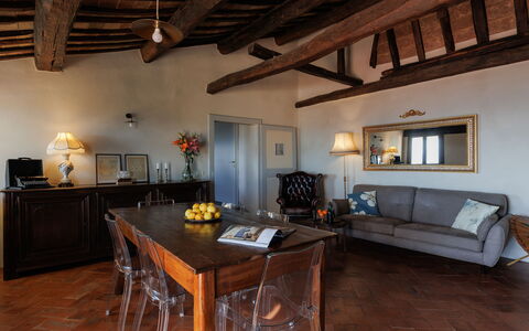 Terrazza Cortonese: Møbel, Bord, Ejendom, Billedramme, Træ, Indretning, Couch, Stol, Etage, Stue
