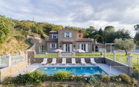 Villa Chiara: Ejendom, Hus, Bygning, Hjem, Estate, Ejendom, Boligområde, Arkitektur, Villa, Svømmepøl