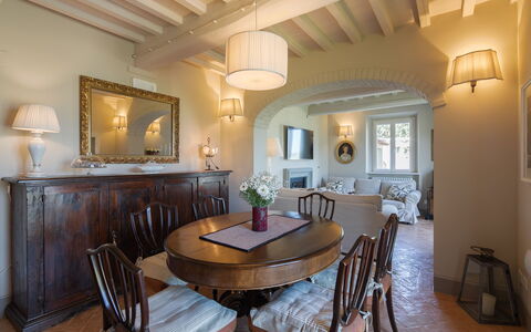 Villa Chiara: Værelse, Ejendom, Bygning, Indretning, Møbel, Loft, Spisestue, Hus, Bord, Ejendom