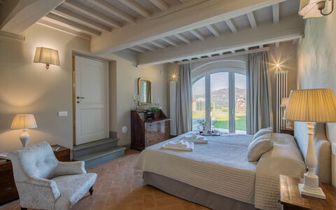Villa Chiara: Soveværelse, Værelse, Møbel, Indretning, Ejendom, Loft, Seng, Bygning, Bed Frame, Væg