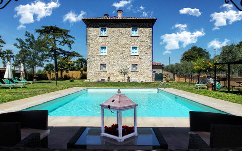 Villa Il Palazzo: Vand, Himmel, Sky, Plante, Ejendom, Bygning, Svømmepøl, Azure, Træ, Belysning