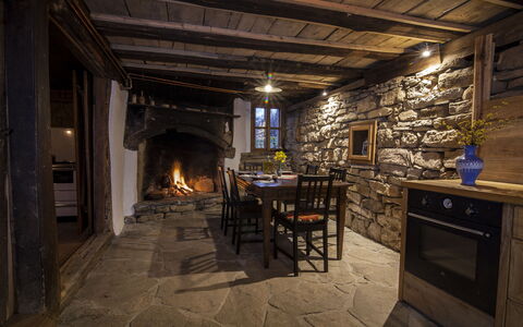 Karashka: Ildsted, Hearth, Værelse, Ejendom, Bygning, Indretning, Arkitektur, Bjælke, Hjem, Hus