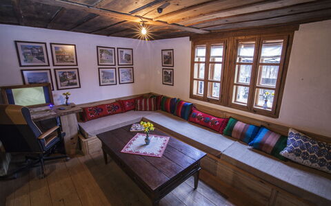 Karashka: Værelse, Ejendom, Bygning, Indretning, Møbel, Hus, Loft, Ejendom, Stue, Arkitektur