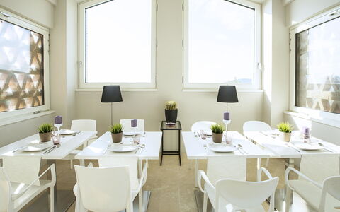Villa Degli Ulivi: Hvid, Værelse, Restaurant, Indretning, Ejendom, Møbel, Bord, Bygning, Gul, Spisestue