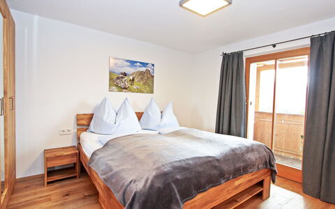 Renauer: Soveværelse, Seng, Møbel, Værelse, Ejendom, Sengetøj, Bed Frame, Sengetøj, Hårdttræ, Etage