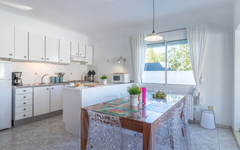 Montgri: Ejendom, Værelse, Møbel, Køkken, Indretning, Bygning, Countertop, Hus, Ejendom, Etage