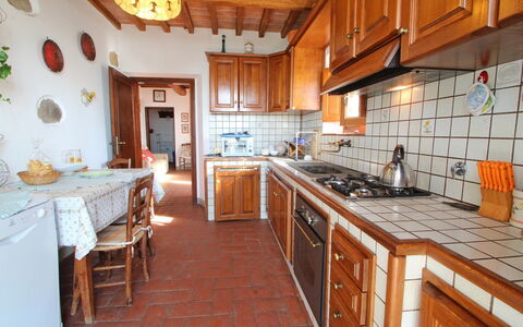 Podere Santa Lucia: Ejendom, Countertop, Værelse, Køkken, Bygning, Møbel, Cabinetry, Indretning, Ejendom, Hus