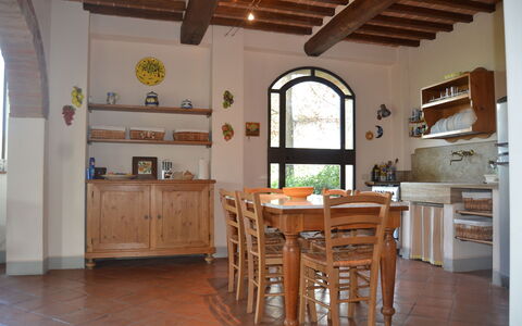 Villa Cafaggiola: Værelse, Møbel, Bygning, Ejendom, Etage, Trægulve, Loft, Countertop, Hårdttræ, Køkken