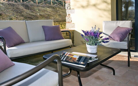 Villa Del Monte: Møbel, Kaffebord, Purple, Bord, Stue, Couch, Værelse, Gårdhave, Indretning, Udendørs Møbler